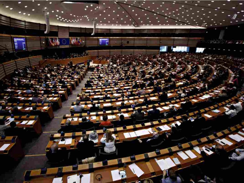 Europa aprueba deportación de migrantes