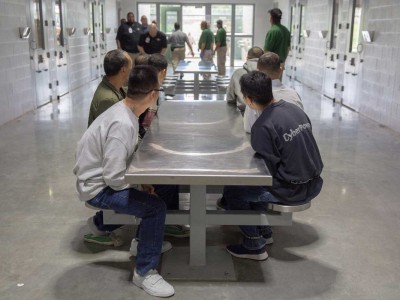 comprar almacenes para detener migrantes