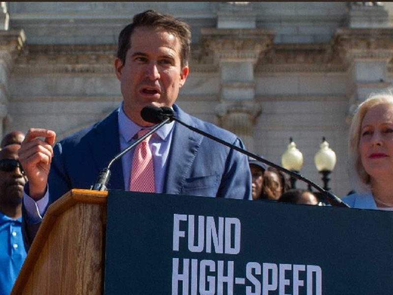 ¿Seth Moulton "agradeció" al ICE? La verdad tras el anuncio que sacude a Massachusetts l Foto: @sethmoulton X