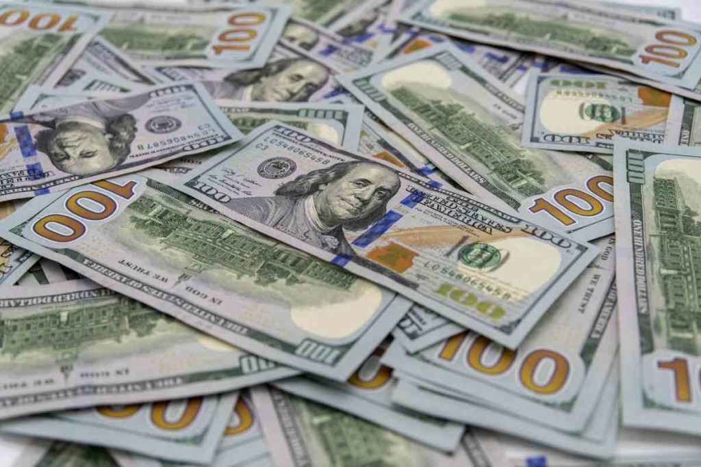 Foto: Imagen de archivo de Depositphotos Te deseamos un excelente fin de semana, como todos los días te compartimos el precio del dólar hoy 27 de junio de 2026 para México, República Dominicana, Guatemala, Colombia, El Salvador, Honduras y Nicaragua. Te recordamos que los siguientes tipos de cambio son sólo informativos y pueden variar según el banco que lo vende, la empresa de envíos de dinero que uses y hasta el momento del día en que hagas la operación. Precio del dólar hoy 27 de junio de 2026 Pero no te preocupes porque con la siguiente lista vas a tener una buena idea del precio del dólar hoy a la venta. México: 17.98 pesos mexicanos por dólar República Dominicana: 60.95 pesos dominicanos por dólar Guatemala: 7.77 quetzales por dólar Colombia: 3,585.00 pesos colombianos por dólar Honduras: 26.8611 lempiras por dólar Nicaragua: 36.83 córdobas por dólar No olvides consultar nuestro artículo principal de este sábado 27 de junio: ¿Qué sabemos de las deportaciones de beneficiarios de DACA sin cargos criminales por Trump? También te recomendamos consultar cuáles son las mejores remesadoras para enviar tus dólares para enviar tu dinero a México, sólo da clic aquí. Recuerda que puedes consultarnos ante cualquier duda que tengas sobre un proceso o trámite de inmigración en nuestras redes sociales, estamos para orientarte. Así amaneció el precio del dólar hoy 28 de junio de 2026