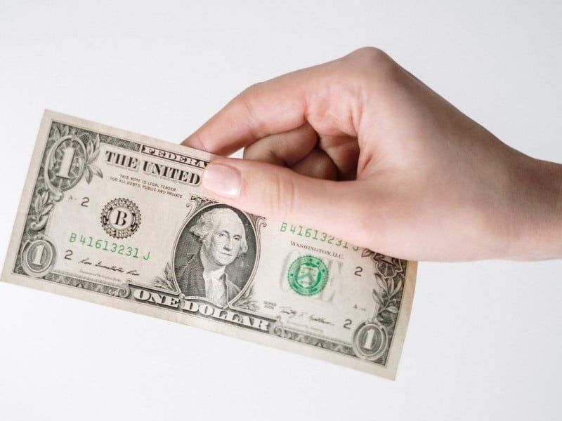 Migrantes que invierten la búsqueda de plataformas reguladas para proteger cada dólar ganado afuera