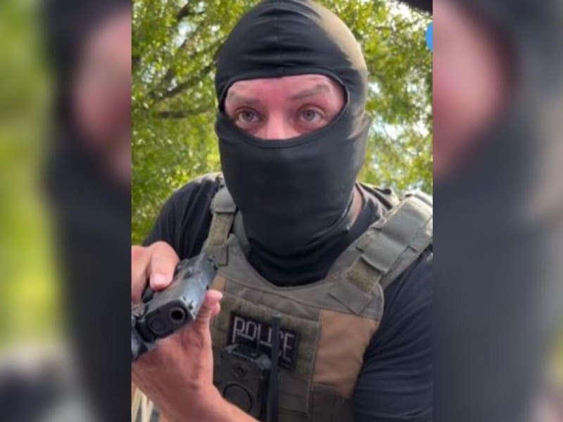 Agente de ICE apunta a una conductora