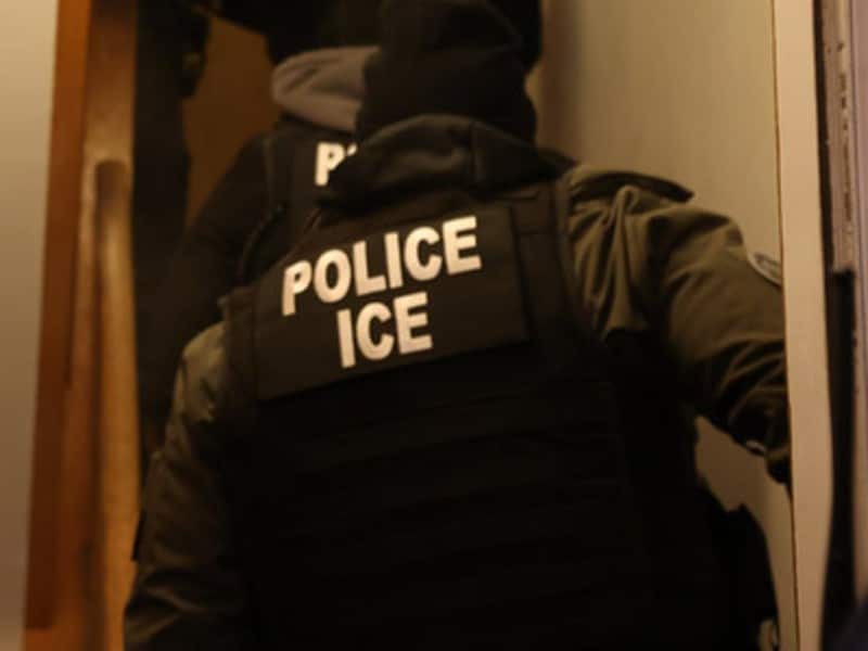 disparan a agente de ice