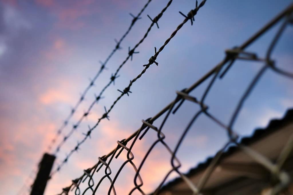 Después de más de un año, ICE reanuda pagos para dar atención médica a detenidos