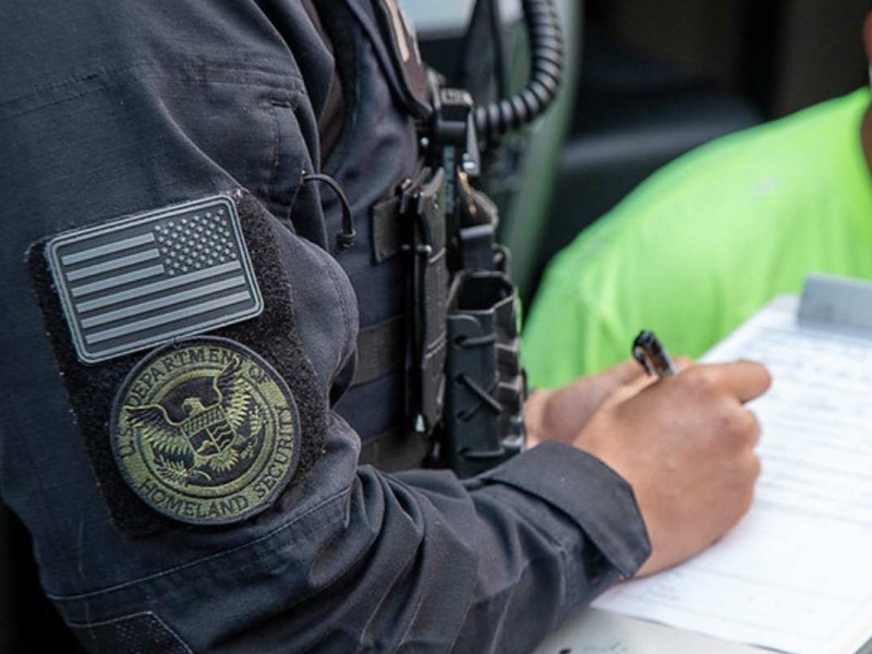 demandar a ICE por un arresto